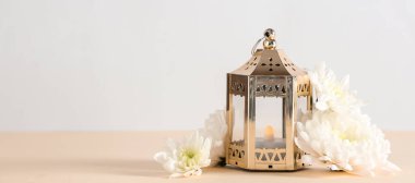 Müslüman lambası ve ışık arka planında çiçekler ve metin için yer var. Ramazan kutlaması