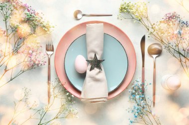 Paskalya kutlaması için beyaz arka planda çiçekler olan şık masa ayarları