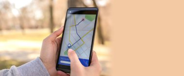 Açık havada seyrüsefer için cep telefonu kullanan bir kadın. Tasarım için pankart