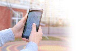 Açık havada seyrüsefer için cep telefonu kullanan bir kadın. Tasarım için pankart