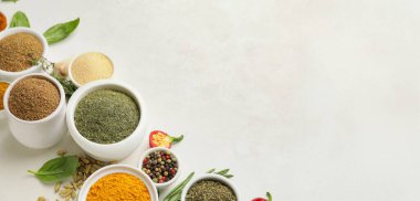 Açık arkaplanda farklı baharatlara sahip kaseler ve metin için boşluk