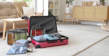 Odada bavul ve seyahat aksesuarlarını açın.