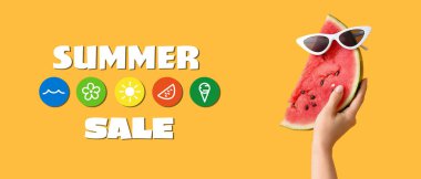 Bir dilim tatlı karpuz ve sarı arka planda güneş gözlüğü. Yaz indirimi için pankart