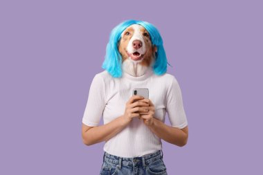 Leylak arka planında peruklu ve cep telefonu olan kadın.