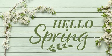 Güzel çiçek açan dallar ve metin Hello, yeşil ahşap arka planda bahar