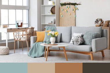 Paskalya için gri kanepeyle dekore edilmiş oturma odasının içi. Farklı renk desenleri