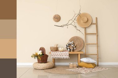 Odasında Paskalya dekoru olan tahta bank ve merdiven var. Farklı renk desenleri