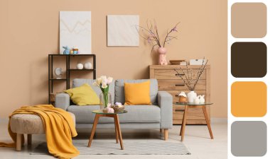 Paskalya için gri kanepeyle dekore edilmiş oturma odasının içi. Farklı renk desenleri