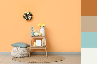 Portakal duvarının yanındaki Paskalya için dekorlu puf ve merdiven döşemesi. Farklı renk desenleri