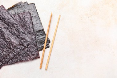 Işık arkaplan üzerinde Nori sayfaları, yakın plan