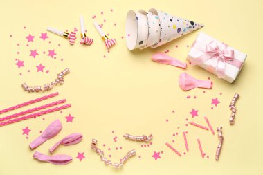 Sarı arkaplanda farklı bir parti dekorundan yapılmış çerçeve