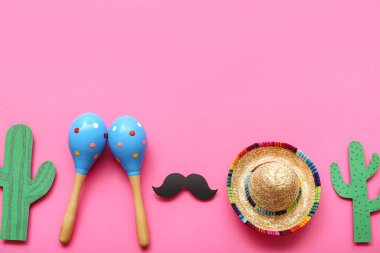 Meksika marakaları şapkalı, kağıt bıyıklı ve pembe arka planda kaktüslü.