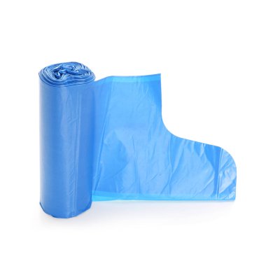 Beyaz arkaplanda mavi çöp torbaları var.