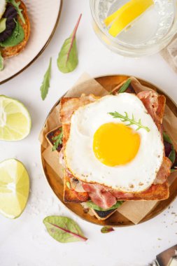 Yağda yumurta ve pastırmalı nefis bir sandviç.