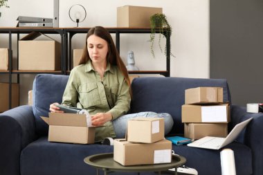 Evde cüzdanı olan genç bir kadın var.