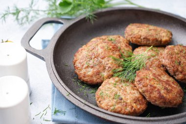 Pirzolalı tava ve mutfaktaki mavi grunge masasında dereotu.