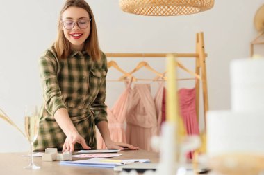 Ofiste çalışan kadın düğün organizatörü.