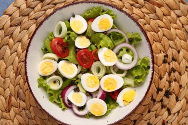 Bıldırcın yumurtalı, domatesli, soğanlı ve marullu lezzetli salata.