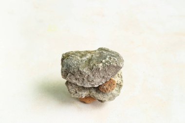 Işık zemininde dekoratif taş podyum