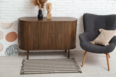 Çekmeceleri, koltuğu, boyası ve yumuşak halısı olan şık bir oturma odası.