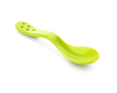 Beyaz arka plandaki bebek için yeşil plastik kaşık