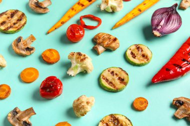 Mavi arka planda ızgara sebzeler