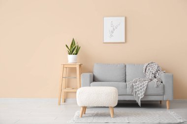 Oturma odasının içinde kanepe, kanepe ve çiçek var.