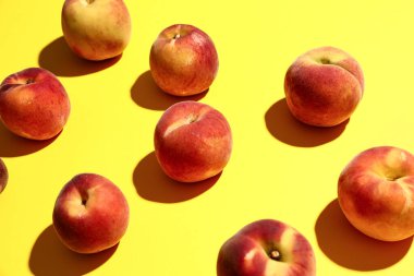 Sarı arka planda bir sürü tatlı şeftali