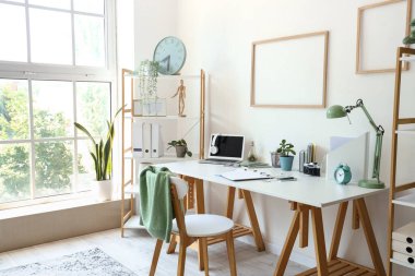 Çalışma yeri ve raf ünitesi olan ışık ofisinin içi