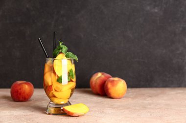 Bir bardak taze şeftalili limonata, üzerinde de nane şekeri.