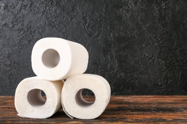 Tahta masada tuvalet kağıdı ruloları