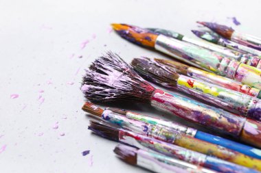 beyaz zemin üzerinde kirli Boya fırçaları