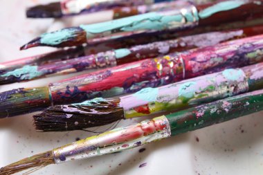 beyaz zemin üzerinde kirli Boya fırçaları