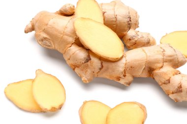 Beyaz arkaplanda taze zencefil kökü