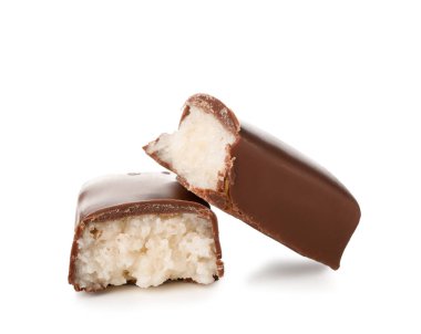 Beyaz arka planda çikolata kaplı hindistan cevizi şekeri.