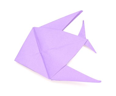 Beyaz arkaplanda mor origami balığı