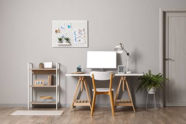 Çalışma yeri ve tahtası olan modern ofisin içi