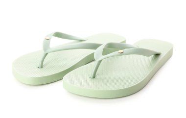 Beyaz arka planda yeşil kadın terlikleri