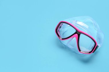 Mavi arka planda pembe yüzme maskesi