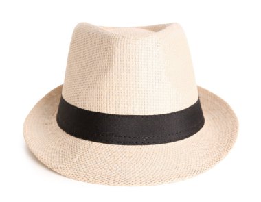 Beyaz arka planda şık bir plaj şapkası