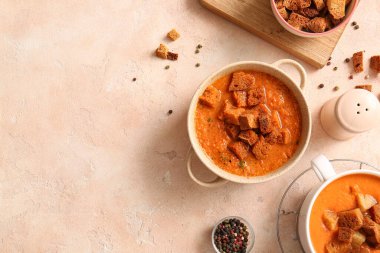 Bej arka planda kızarmış ekmekli lezzetli krema çorbası.