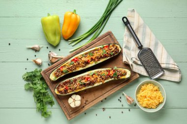 Kabak dolması ve yeşil ahşap arka planda malzemelerle dolu bir pano.