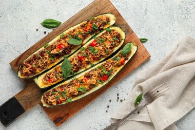 Tahta tahta tahta tahta, beyaz arka planda içi kabak dolu tekneler.