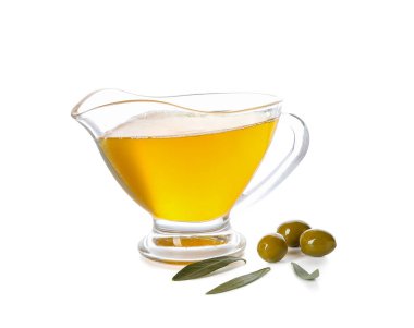 Beyaz arka planda taze zeytinyağı sosu.