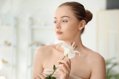 Kaplıcada çiçekli güzel bir kadın, yakın plan.