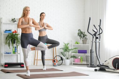 Vücut pozitifliği olan kadınlar spor salonunda yoga yapıyor.