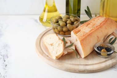 Masada ekmek, zeytin ve yağ ile ahşap tahta