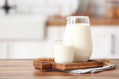 Cam ve ahşap masa üzerinde taze süt kabı