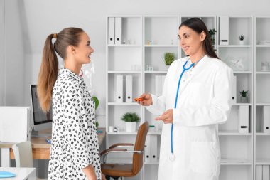 Prezervatifli kadın jinekolog ve hasta klinikte.