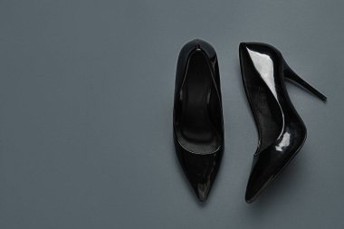 Gri arkaplanda şık siyah topuklular